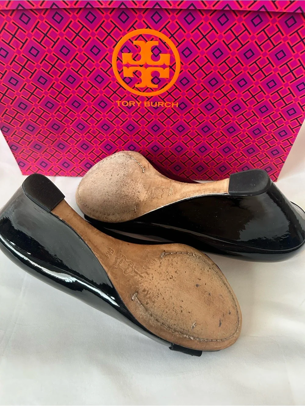 🖤Tory Burch🖤💛TRUDY💛Black Patent Peep-Toe Pumps Grosgrain Bow & Gold Logo Accent